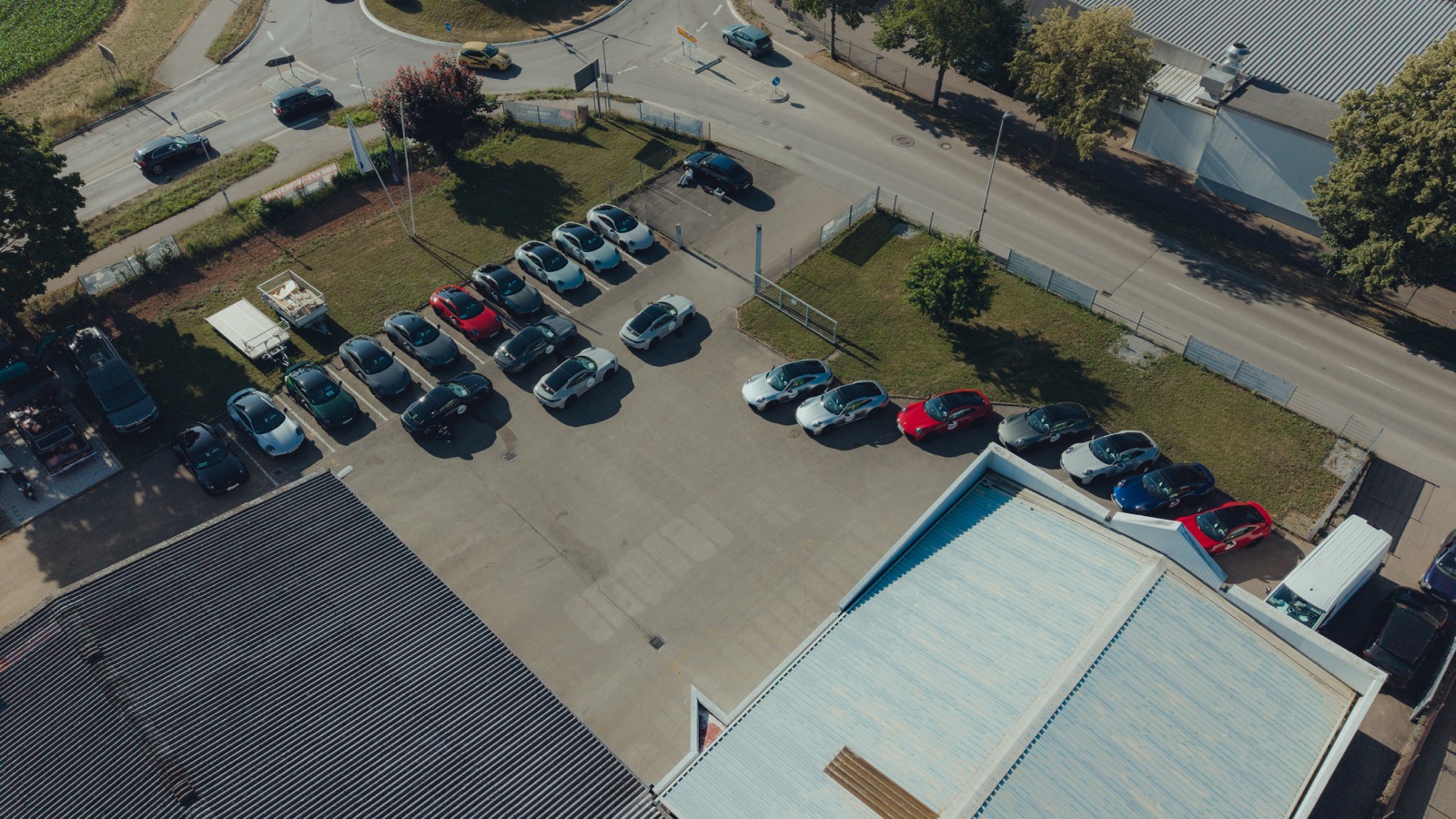 Luftaufnahme Porsche-Händler-Parkplatz