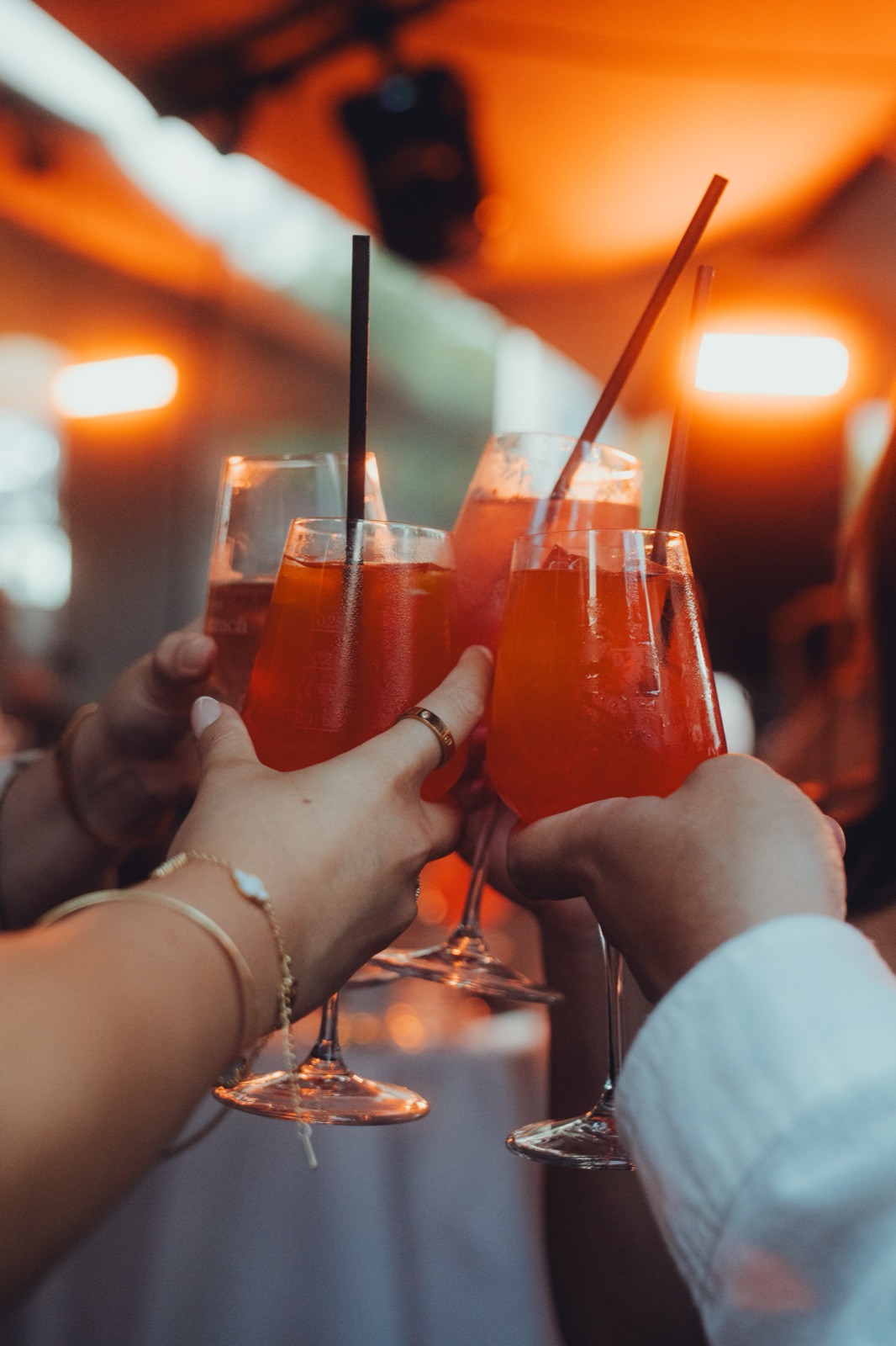 Anstoßen mit Cocktails bei Charivari