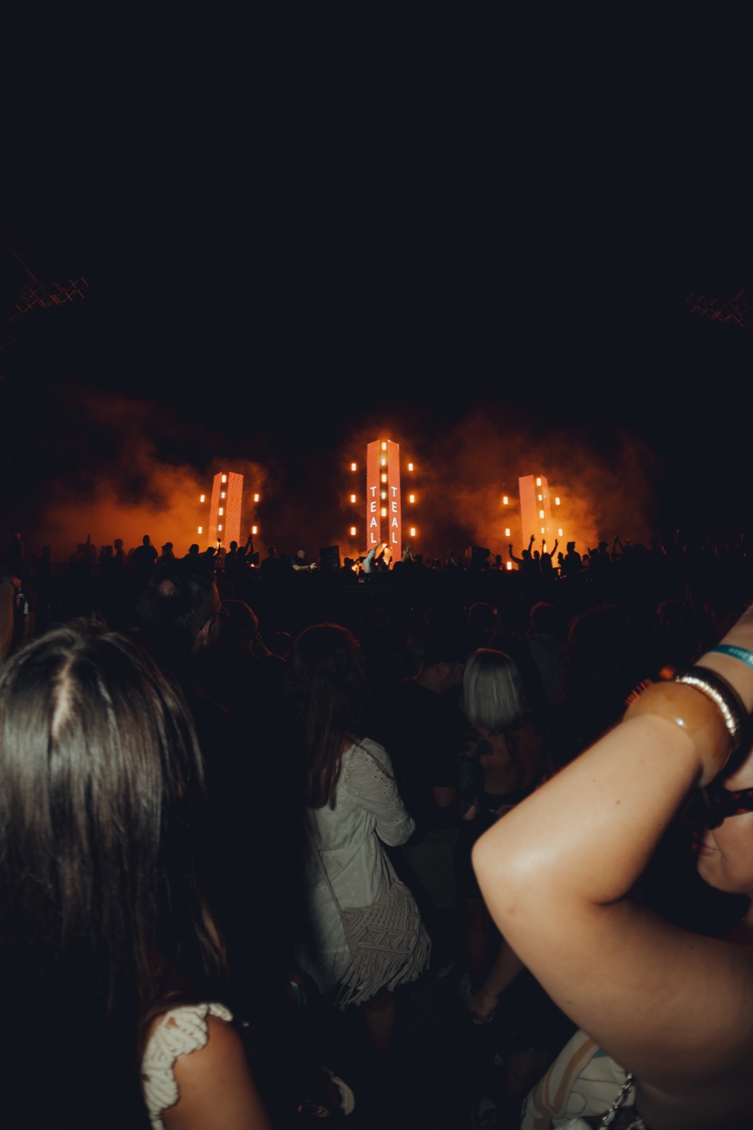 TEAL Festival Bühnendesign mit Feuersäulen