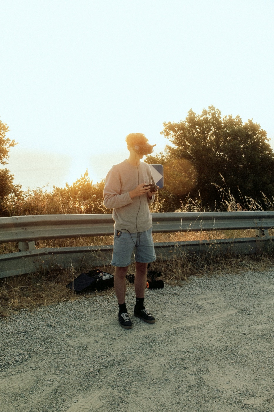Nils Waller mit FPV-Controller bei Sonnenuntergang